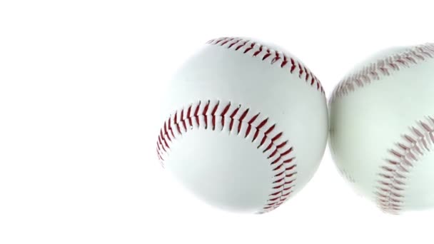 Pionowe wideo Piłka baseballowa odbija się w szklanym stole obracając 360 odizolowanych na białym - Materiał filmowy, wideo