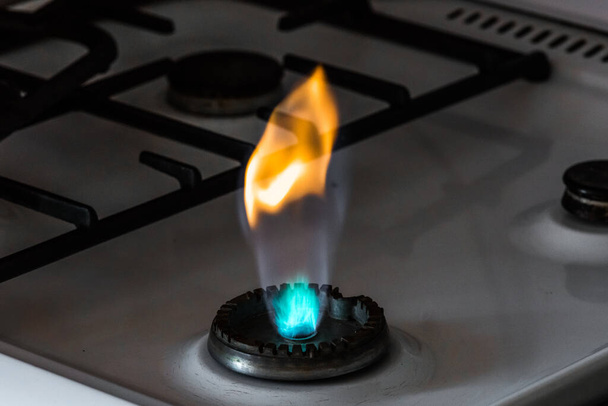 Газовий пальник з полум'ям з отвору на газовій плиті, крупним планом
. - Фото, зображення