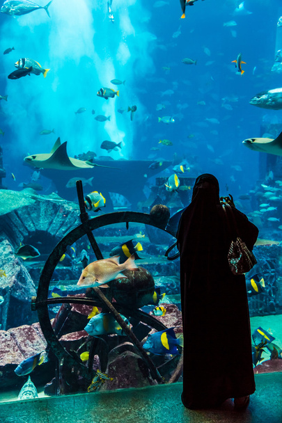 Huge aquarium in a hotel Atlantis in Dubai on the Palm islands - Foto, Imagem