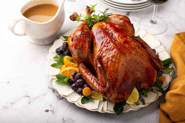 Thanksgiving or Christmas turkey on a serving plate - Foto, Imagem