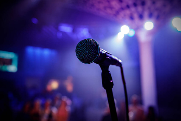 Микрофон на сцене в концертном зале. - Фото, изображение