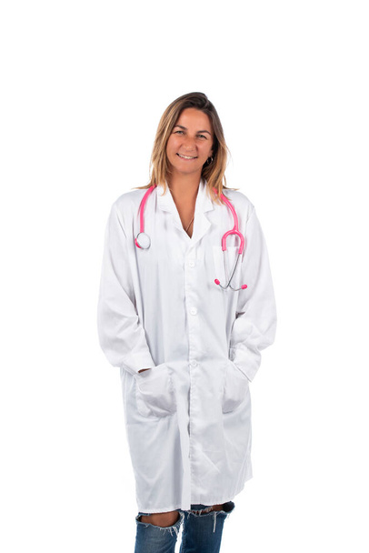 молодая красивая женщина врач с розовым стетоскопом на белом фоне. - Фото, изображение