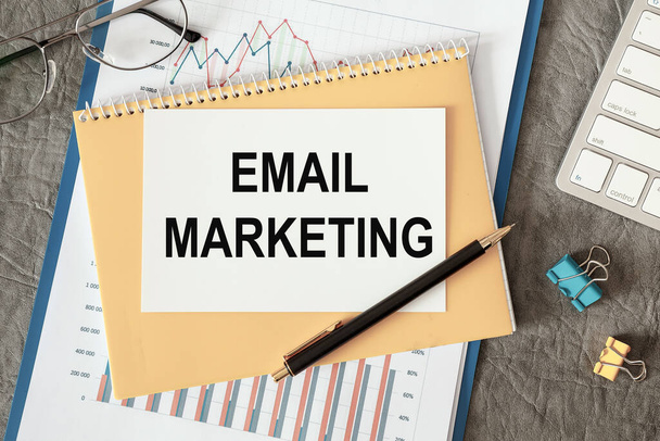 Email Marketing je napsán v dokumentu na kancelářském stole s kancelářským příslušenstvím. - Fotografie, Obrázek