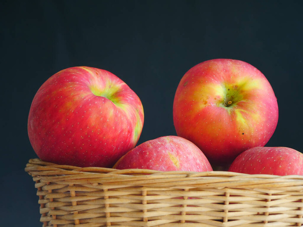 Питательное и сочное красное яблоко, фруктовый крупный план - Фото, изображение