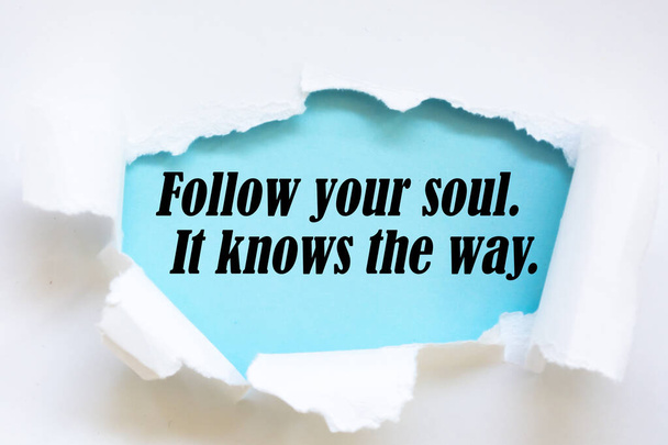 Cita motivacional e inspiradora - Sigue tu alma. Conoce el camino.. - Foto, imagen
