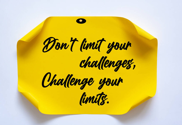 Motivationeel en inspirerend citaat - Beperk je uitdagingen niet, daag je grenzen uit. - Foto, afbeelding