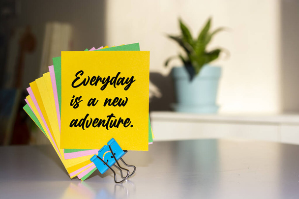 Motivations- und inspirierendes Zitat - Jeder Tag ist ein neues Abenteuer. - Foto, Bild
