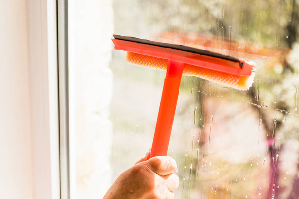 Chiudi il detergente lavando la finestra in una giornata di sole - Foto, immagini