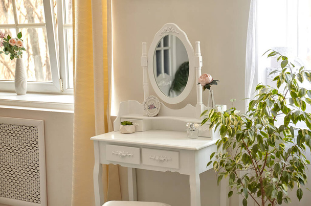 Table Boudoir. Dormitorio de niña detalles interiores y maquillaje, peinados con espejo - Foto, Imagen