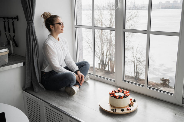 A lány a születésnapjára vár. A nő kíván valamit. A cukrász kitalál egy új sütési receptet. - Fotó, kép