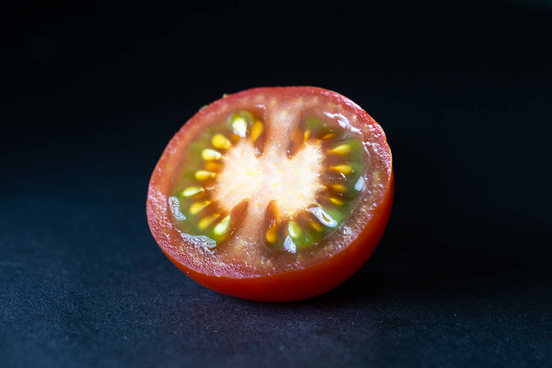 Red tomato slice isolated. Tomato - Foto, afbeelding
