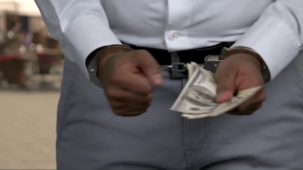 Закрыть человека в наручниках с деньгами. - Кадры, видео