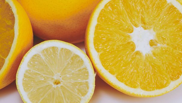 macro foto van citroen en sinaasappel helften - Foto, afbeelding