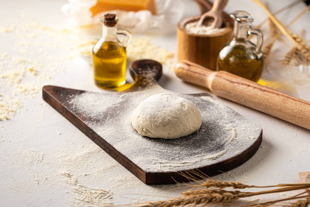 Preparation of dough for kneading pizza cooking - Foto, Imagem