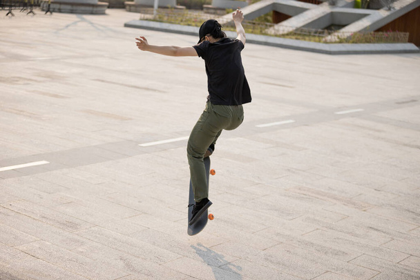 Skateboarder skateboarding outdoors in the morning - Fotoğraf, Görsel