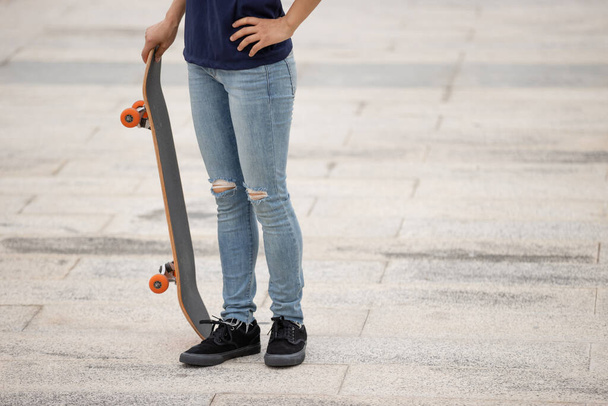 Skateboarder pernas skate ao ar livre - Foto, Imagem