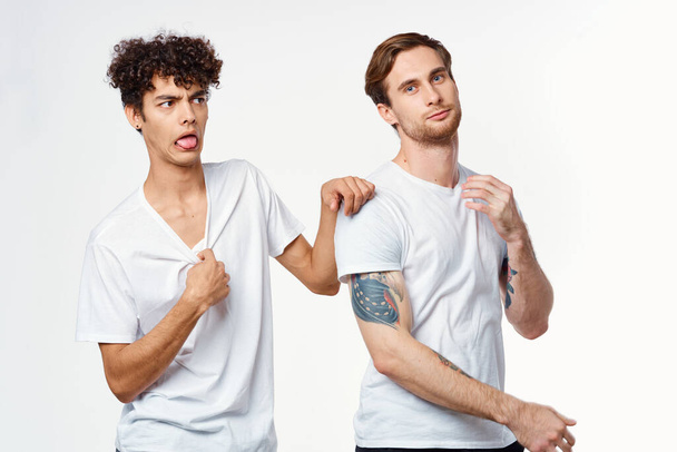 емоційні чоловіки в білих футболках антикваріат весело ізольований фон
 - Фото, зображення