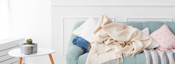 Современный деревянный журнальный столик и уютный диван с подушками. Интерьер гостиной и простая современная концепция декора дома - Фото, изображение