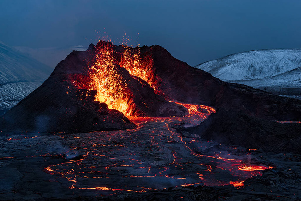 Fagradalsfjall ηφαιστειακή έκρηξη τη νύχτα στη χερσόνησο Reykjanes περίπου 40 χιλιόμετρα από το Ρέικιαβικ της Ισλανδίας - Φωτογραφία, εικόνα
