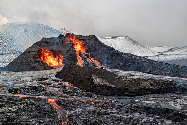 アイスランドのレイキャヴィークから約40キロメートル離れたレイキャヤネス半島でのファグラダフオール火山噴火 - 写真・画像