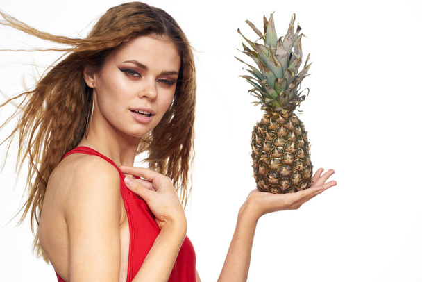iloinen nainen ananas käsissä Eksoottinen rentoutuminen - Valokuva, kuva