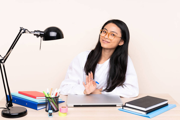 Opiskelija aasialainen tyttö työpaikalla kannettavan eristetty beige tausta - Valokuva, kuva