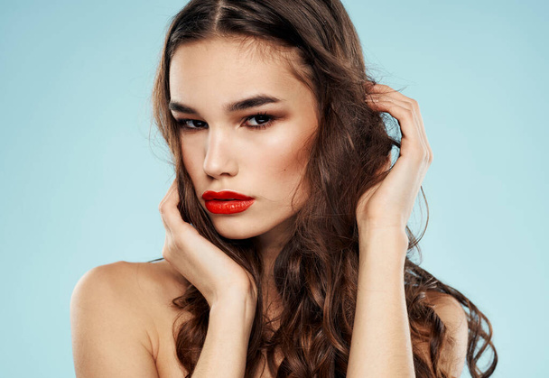Szexi barna piros ajkak csupasz vállak romantikus megjelenés modell smink - Fotó, kép