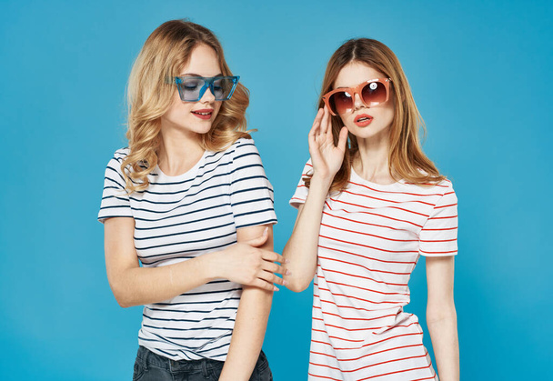 δύο φίλες σε ριγέ t-shirts γυαλιά ηλίου στούντιο επικοινωνίας διασκέδαση - Φωτογραφία, εικόνα