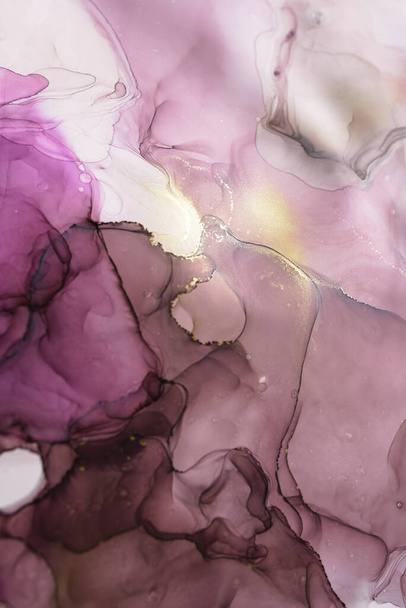 Currents of translucent hues, snaking gold swirls, and foamy sprays of color shape the marble of these free-flowing textures. The marbling techniques, alcohol ink, modern abstract painting  - 写真・画像