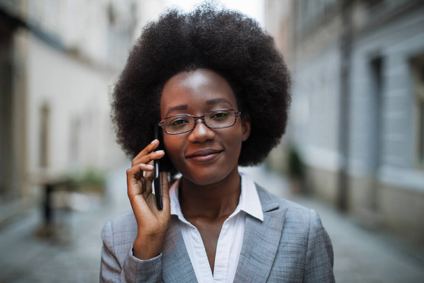Portrait de femme africaine en costume parlant sur mobile - Photo, image