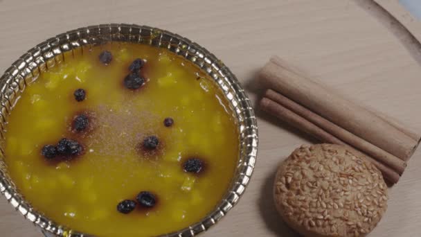Köstlicher traditioneller türkischer Milchreis - Filmmaterial, Video