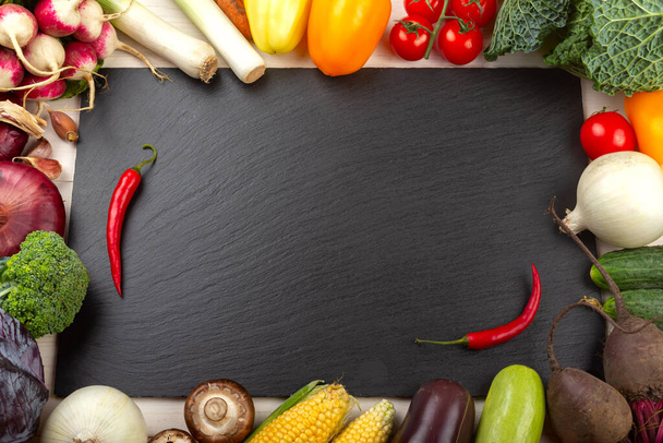 Organik gıda çerçevesi. Ev bahçesinden taze çiğ sebzeler. Kara tahtada. Sağlıklı yemek, diyet konsepti. Mesaj için yer var. en üstteki görünüm. - Fotoğraf, Görsel