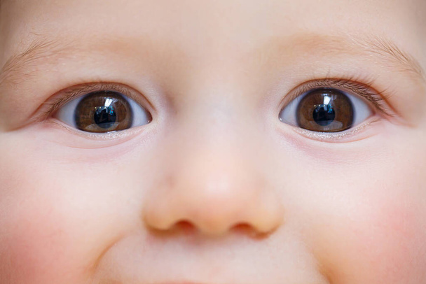 Μεγάλα μάτια ενός μικρού όμορφου παιδιού από κοντά - Φωτογραφία, εικόνα