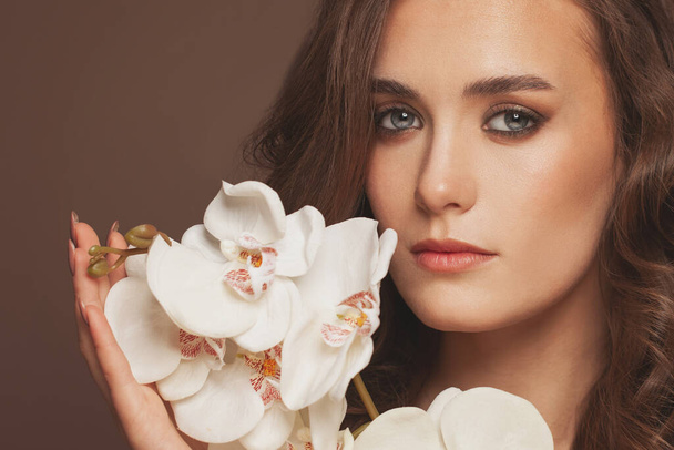 Cara de mujer perfecta joven con retrato de orquídea blanca - Foto, imagen