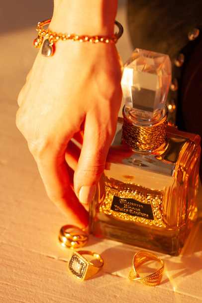Ein schöner Goldring und ein goldenes Armband an einem Mädchen in Nahaufnahme. - Foto, Bild