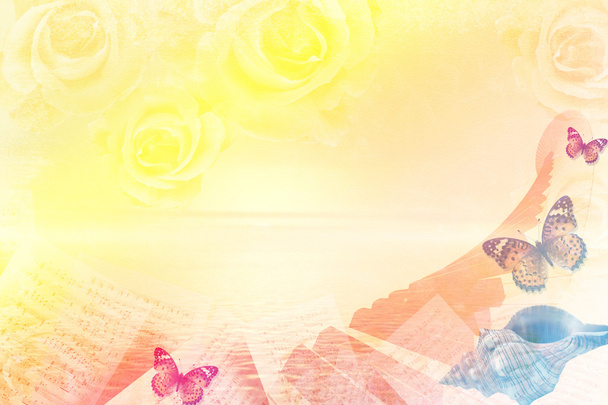 Teclado de piano collage romántico, rosas, mosto y casquete de agua
 - Foto, Imagen