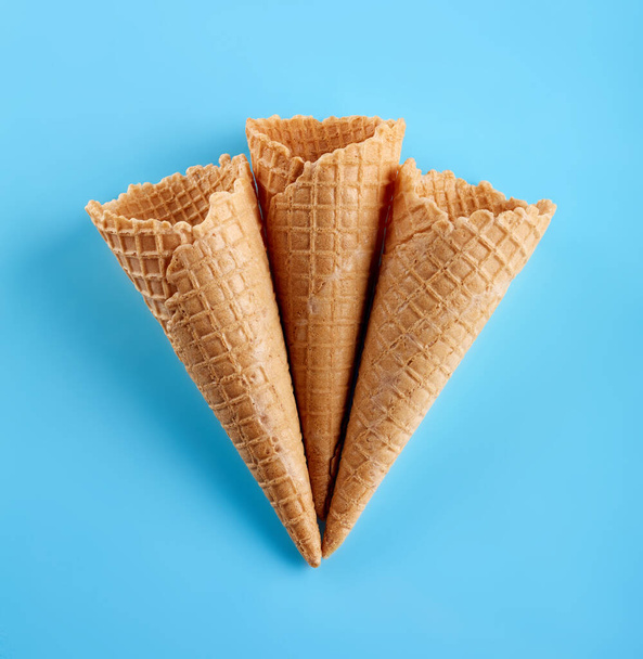 вафельний конус морозива ізольований на синьому фоні
 - Фото, зображення
