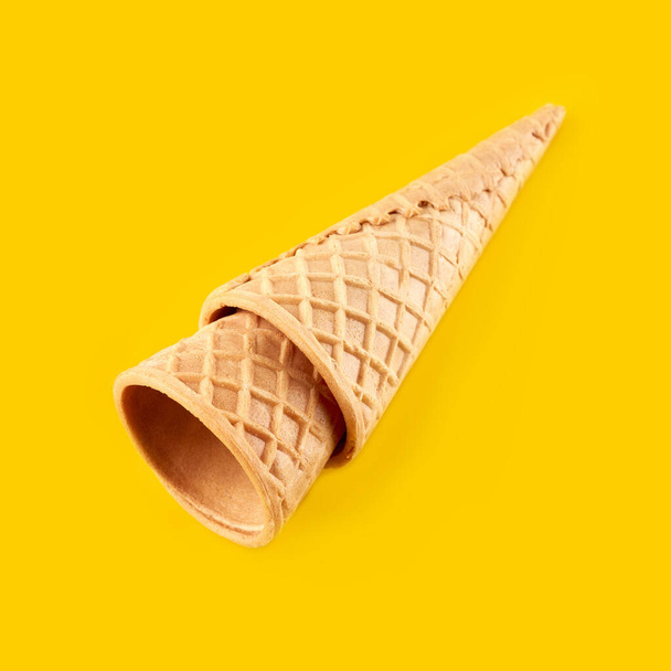 vafle zmrzlina kužel izolované na žlutém pozadí - Fotografie, Obrázek