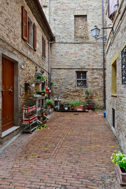 Eine Straße zwischen den alten Häusern von Civitanova Alta, einer mittelalterlichen Stadt in den Marken in Italien. - Foto, Bild