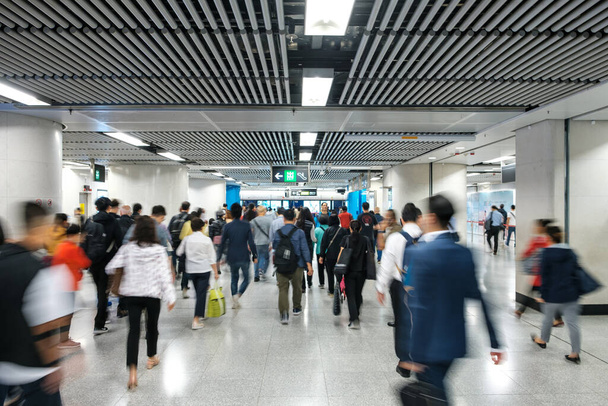 Personas que van a trabajar, caminando dentro de la estación de MTR / estación de tren de metro en Hong Kong - - Foto, imagen