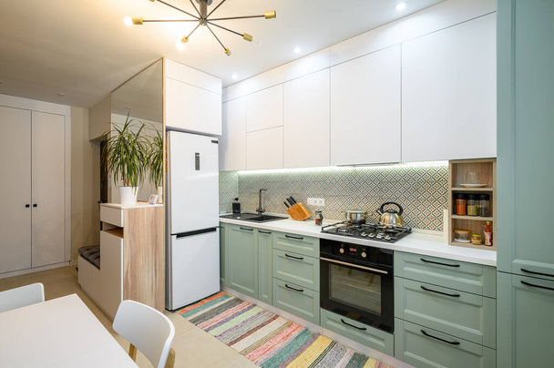 Accogliente teal wnd bianco moderno interno della cucina - Foto, immagini