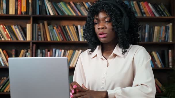 Une femme afro-américaine participe à une conférence en ligne - Séquence, vidéo
