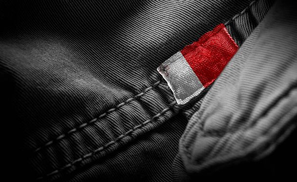 Etiqueta en la ropa oscura en forma de la bandera de Malta - Foto, Imagen