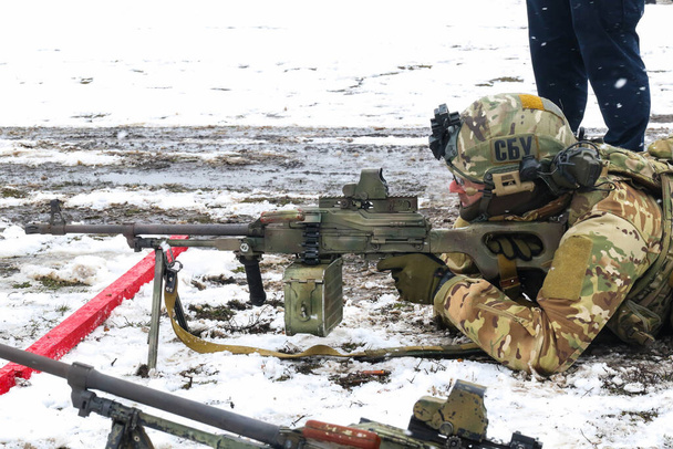 ウクライナのポルタヴァ- 2021年3月6日:冬のフィールドでの訓練中に機関銃でウクライナのセキュリティサービス(SBU 、ウクライナ語:)の戦闘機 - 写真・画像
