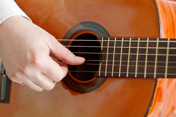férfi kéz játszik akusztikus gitár - Fotó, kép
