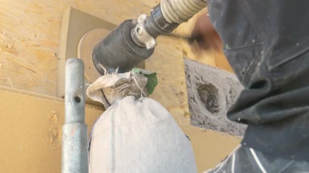 CLOSE UP: Unrecognizable contractor blows cellulose into the wooden walls. - Metraje, vídeo