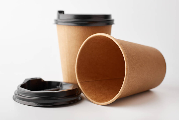 Einweg-Kaffeetasse mit Deckel vorhanden. Coffee to go. Craft Glas für Kaffee isoliert auf weißem Hintergrund. - Foto, Bild