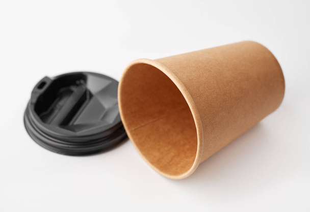 Einweg-Kaffeetasse mit Deckel vorhanden. Coffee to go. Craft Glas für Kaffee isoliert auf weißem Hintergrund. - Foto, Bild