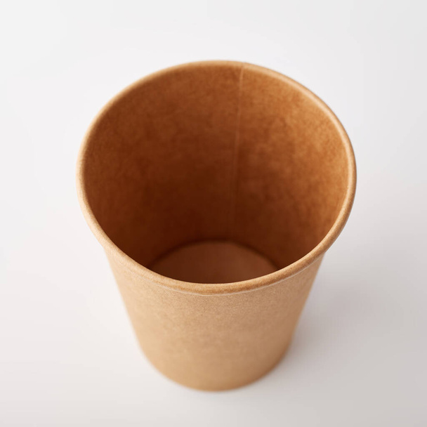 Ποτήρι καφέ μιας χρήσης με καπάκι. Καφέ για έξω. Γυαλί βιοτεχνίας για καφέ απομονωμένο σε λευκό φόντο. - Φωτογραφία, εικόνα