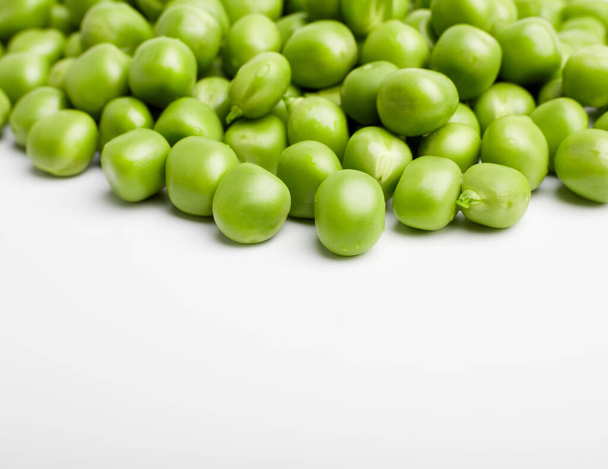 Čerstvé zelené hrachové lusky s fazolemi izolované na bílém pozadí. - Fotografie, Obrázek
